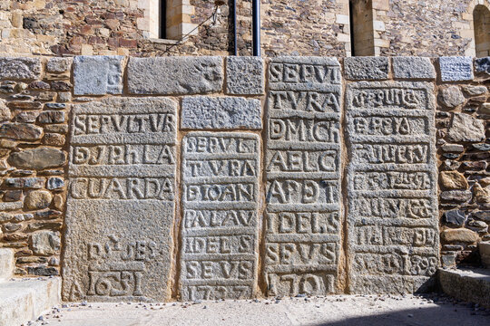 Gravures de s&eacute;pultures dans la pierre devant l'&eacute;glise de Llivia