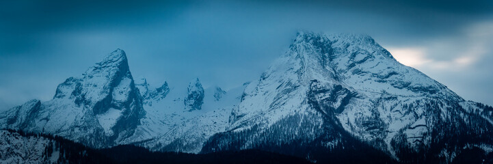 Berg Watzmann mit Schnee und Wolken - Panorama - 761236047