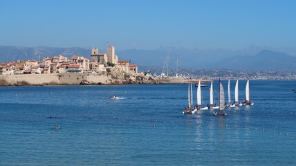 Paysage de côte avec les bateaux d’une école de voile naviguant en mer Méditerranée, dans la...
