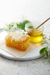 Organic honey with honeycomb
