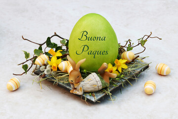 Biglietto d'auguri Buona Pasqua: Uovo di Pasqua etichettato con coniglietti pasquali e fiori. - obrazy, fototapety, plakaty