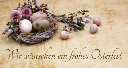 Grußkarte Frohe Ostern: Ostereier und Blumen mit Ostergruß.