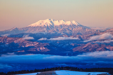冠雪の朝焼けの御嶽山