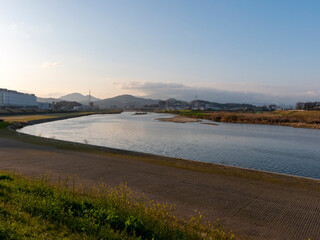 早朝の柏原市を流れる大和川