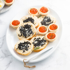 Assorted caviar served with bread and in tartlets
