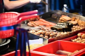 
At a braised food stall in Nanjichang Night Market, this close-up shows meatball skewers with various ingredient options like seaweed and tofu available.