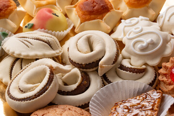 Assortimento di deliziosi dolci tradizionali della cucina Sarda: tiliccas, copuleddas, pardulas, amaretti e gattou, dessert italiani 