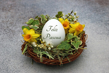 Tarjeta de felicitación Felices Pascuas: canasta de Pascua con un huevo de Pascua etiquetado.