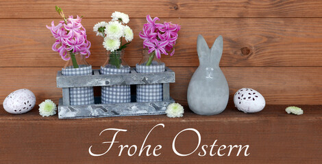Grußkarte Frohe Ostern: Dekoration mit Blumen, Ostereiern und der Beschriftung Frohe Ostern.	