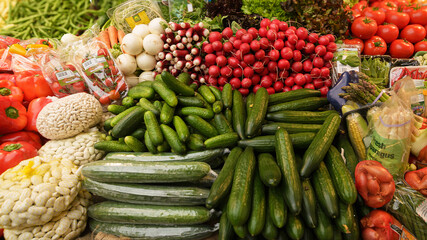 Stragan na bazarze z warzywami. Nowalijki. wiosenne. Ogórki, pomidory, rzodkiewki, papryka, fasola. - obrazy, fototapety, plakaty