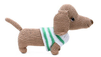 Cachorro linguicinha da raça Dachshund em pelúcia com camiseta branca e listras verdes, feito com a técnica de crochê amigurumi