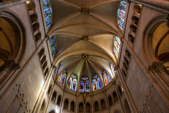 Intérieur gothique de la Cathédrale Saint-Jean de Lyon, avec ses vitraux et ses voutes en croisée d’ogive