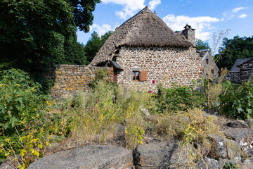 Fototapeta na wymiar Chaumière ancienne en Haute Loire au hameau de Bigorre-Les Maziaux à Saint -Front