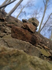 Obraz premium Steine gestapelt - Steinpyramide im Wald