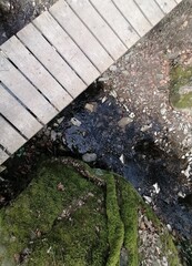 Holzbrücke über Fluss - Top View von oben - Wanderweg - Wandern in der Natur