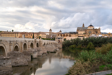 Fototapeta na wymiar Puente Romano Brücke mit vielen Bögen in Córdoba in Andalusien Spanien