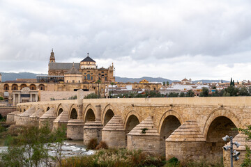 Puente Romano Brücke mit vielen Bögen in Córdoba in Andalusien Spanien