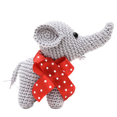 Elefante de pelúcia na cor cinza com laço vermelho, feito à mão com a técnica de crochê...