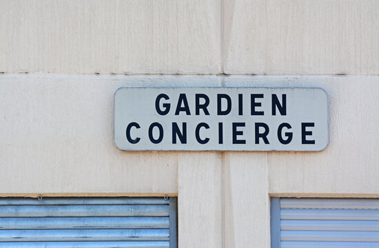 Panneau indiquant l'emplacement de la loge du gardien et du concierge
