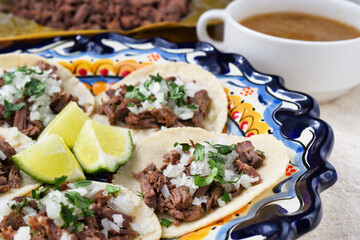 メキシコのバルバコアの牛肉のタコス（ビーフタコス）と牛肉のバルバコアとバルバコアのコンソメ
Mexican barbacoa beef tacos　(Tacos de barbacoa de res),beef barbacoa and consommé (consomé de barbacoa)
