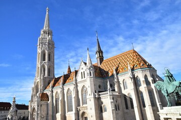 ヨーロッパの教会を見上げる彫像の騎士 - obrazy, fototapety, plakaty