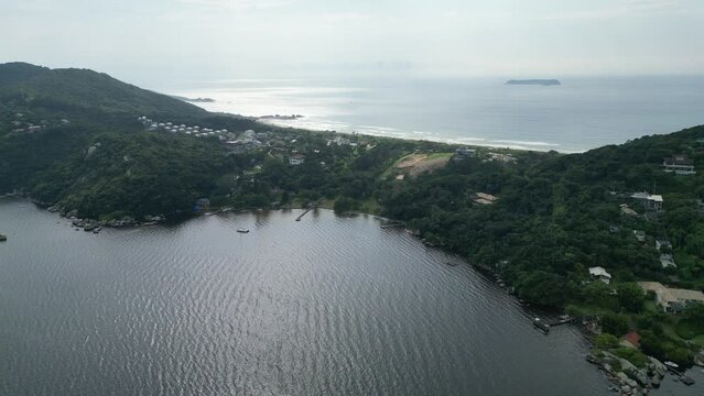Standup Paddle Esportes Aqu&aacute;ticos Lagoa da Concei&ccedil;&atilde;o Ilha de Santa Catarina Leste Natureza exuberante Lazer ao ar livre Ecoturismo Beleza Natural Remo Passeios &Aacute;gua Diversidade Drone Brasil SC