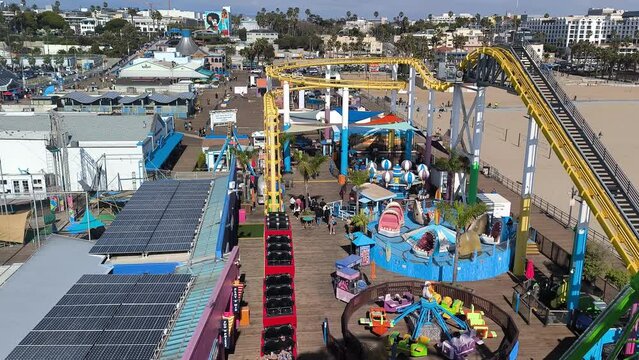 Vue des attractions de Pacific Park à Santa Monica, Californie, États-Unis. Pacific Park est un divertissement en bord de mer