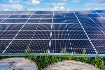 Photovoltaikanlage zur Stromerzeugung auf einem Acker vor wolkigem Himmel - 761557458