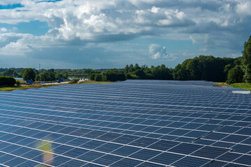 Photovoltaikanlage zur Stromerzeugung auf einem Acker in Schleswig-Holstein