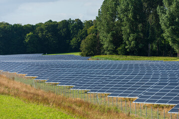 Photovoltaikanlage zur Stromerzeugung auf einem Acker in Schleswig-Holstein - 761557612