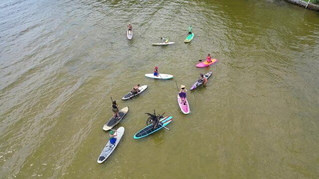 Standup Paddle Esportes Aqu&aacute;ticos Lagoa da Concei&ccedil;&atilde;o Ilha de Santa Catarina Leste Natureza exuberante Lazer ao ar livre Ecoturismo Beleza Natural Remo Passeios &Aacute;gua Diversidade Drone Brasil SC