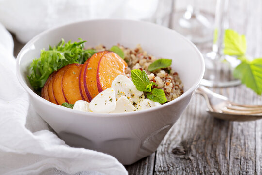 Quinoa bowl with peach and mozarella