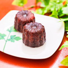 カヌレ・ド・ボルドー は フランス の 洋菓子 で 略称 は カヌレ 【 スイーツ の イメージ 】