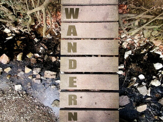 Holzbrücke über Fluss - Top View von oben - Wanderweg - Wandern in der Natur - Schriftzug