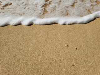 sabbia sull'oceano, la schiuma dell'onda sulla sabbia perfetta