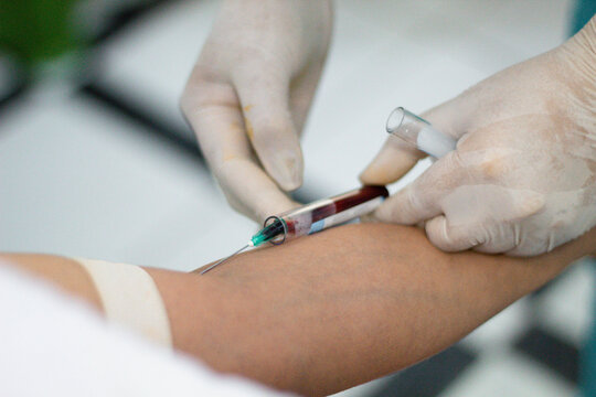 Doctora sacando muestras de sangre del brazo para un an&aacute;lisis de sangre,evaluaci&oacute;n paciente
