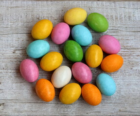 Pasqua Uova di cioccolato colorate.
