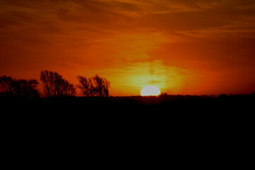 el sol en el horizonte durante el atardecer.