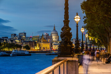Fototapeta na wymiar London on the Thames at night