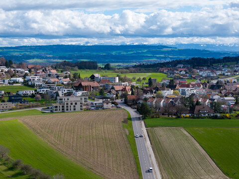Dorf Bellmund im Berner Seeland mit Alpen im Hintergrund Luftbild Bern Schweiz