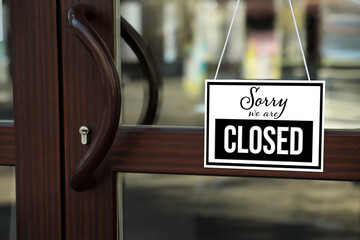 Sorry we are closed sign hanging on glass door - obrazy, fototapety, plakaty
