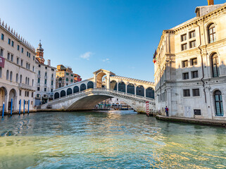 Rialto Bridge in Venice, Italy - obrazy, fototapety, plakaty