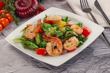 Salad with prawn and quinoa