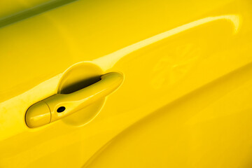 Une portière de voiture de sport jaune - 761709431
