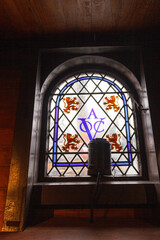 Kampen, The Netherlands - March 30, 2018: Kampen, The Netherlands - March 30, 2018: Window with logo of the Dutch Verenigde Oost-Indische Compagnie from 1602 til 1799 - obrazy, fototapety, plakaty