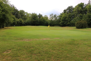 Obraz premium Blick auf einen Golfplatz der Stadt Fröndenberg an der Ruhr in Nordrhein-Westfalen