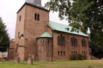 Fototapeta na wymiar Blick auf die evangelische Kirche von Frömern, einem Ortsteil der Stadt Fröndenberg in Nordrhein-Westfalen