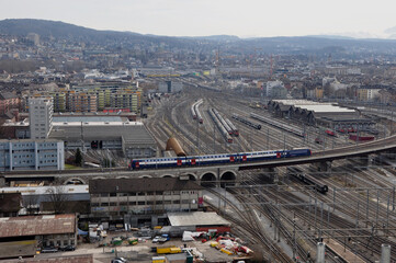 Aussicht auf die Stadt Zürich vom Swiss Prime Tower auf den Verkehrsknotenpunkt des Zürcher Hauptbahnhofs. 