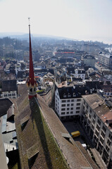 Das Dach der Grossmünsterkirche, Bellevue und Seefeld vom Kirchenturm aus gesehen. The roof of the Grossminster-church from the tower