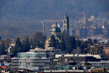 Panorama vom  Grossmünster-Turm auf das Enge-Quartier mit der apostolischen Kirche. Panoramic view from the Grossminster-Tower to Zürich-Enge with the church